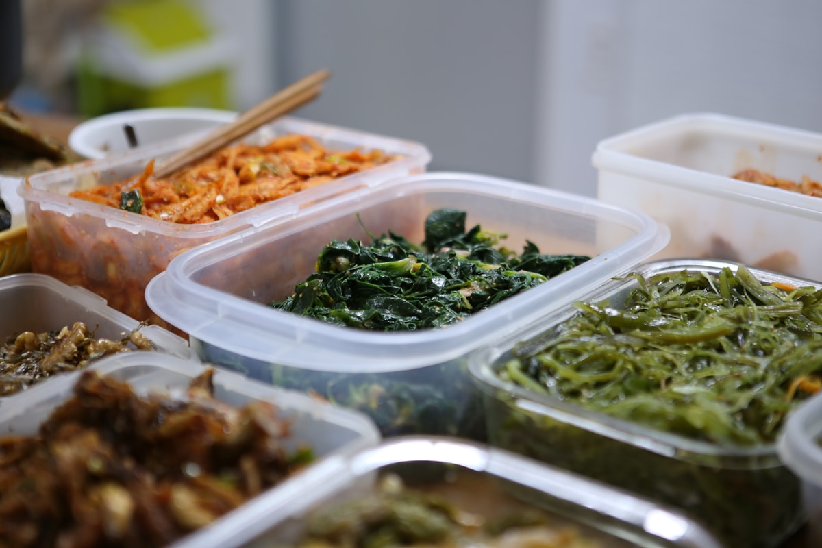 Keluarga memasak bersama di dapur rumahan yang nyaman