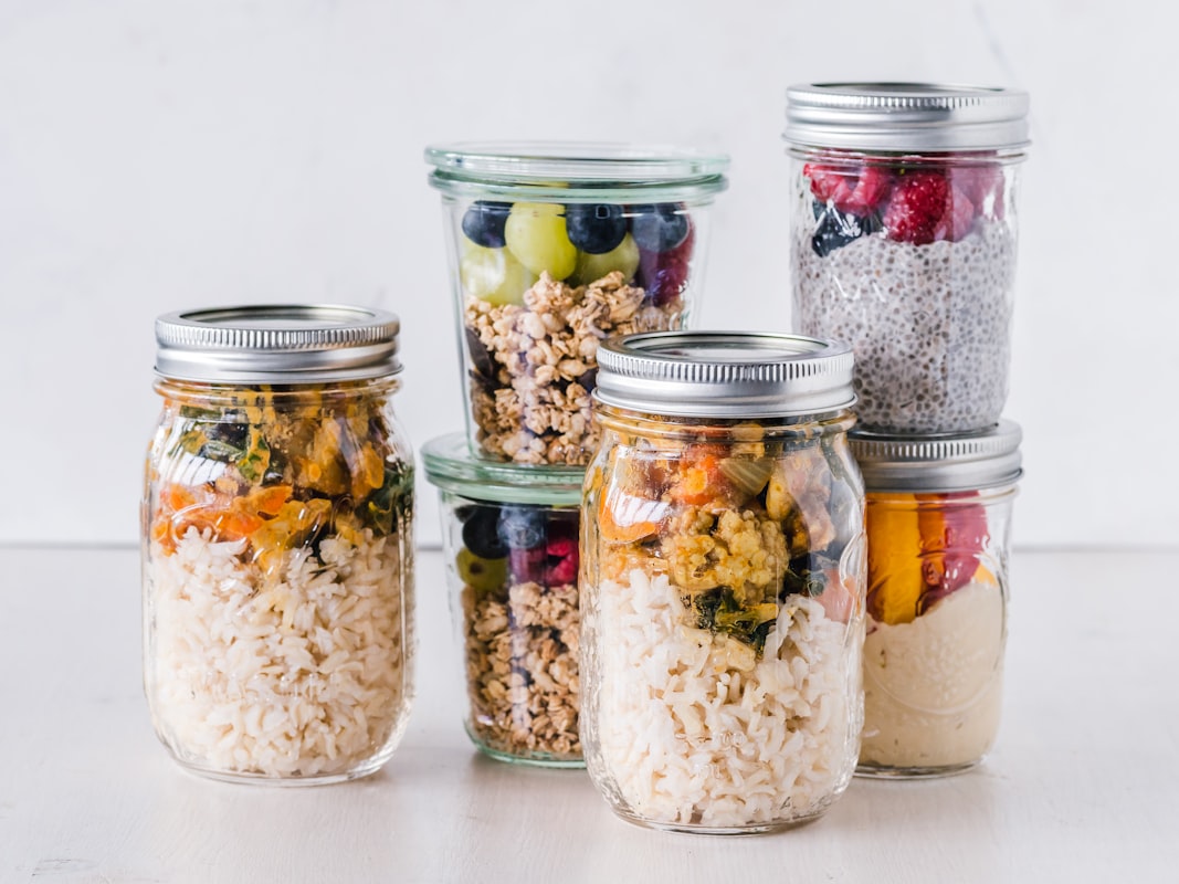 Salad sayuran segar dengan dressing sehat